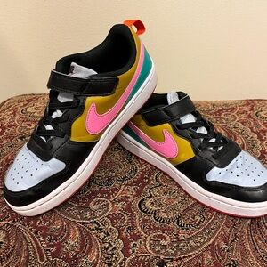 Kids Nike Sneakers-pre-loved and super cute! Girls size-2